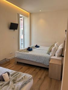 Postel nebo postele na pokoji v ubytování Sintra Flower Vintage Chalet