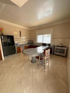Η κουζίνα ή μικρή κουζίνα στο Villa Royale Prestige Safaa +34 φωτογραφίες