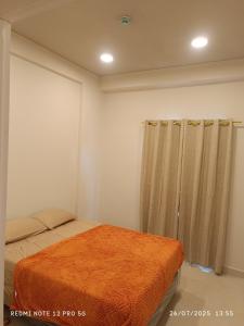 um quarto com uma cama e uma cortina em La Perla em Encarnación