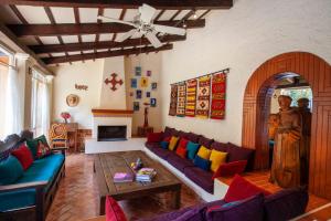 Posezení v ubytování Gorgeous LGBTQ Mexican Hacienda Casa de la Paz