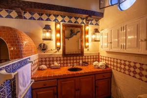 Koupelna v ubytování Gorgeous LGBTQ Mexican Hacienda Casa de la Paz + 10 fotografií
