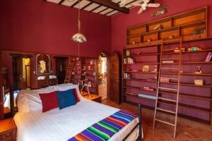 Postel nebo postele na pokoji v ubytování Gorgeous LGBTQ Mexican Hacienda Casa de la Paz