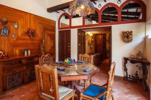 Posezení v ubytování Gorgeous LGBTQ Mexican Hacienda Casa de la Paz