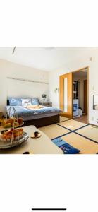 東京にある都心の家30 square meter king size bed, step meter, 3-person room201のベッドルーム1室(ベッド1台、テーブル、食器付)