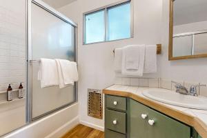 Ένα μπάνιο στο The Wilkie Cabin ~ Calming home hideaway in the woods with fireplace, balcony, grill, & board games +18 φωτογραφίες