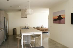 Kuchyň nebo kuchyňský kout v ubytování Tranquil Haven in Santa Eulalia Villa, 1030