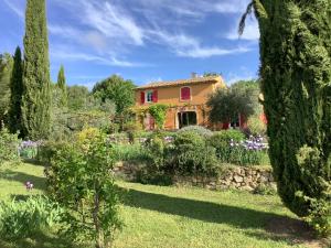 una casa en medio de un jardín en Provence Luberon, en Grambois