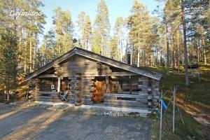a log cabin in the middle of a forest at Iso-Syöte tunnelmallinen kelomökki in Naamanka