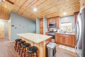 Kuchyň nebo kuchyňský kout v ubytování Country Club Cabin ~ Dog-friendly cabin in heart of Big Bear with hot tub, gas fireplace, & deck