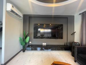 Una sala de estar con un televisor en la pared. en BoomVilla 2, en Pattaya South
