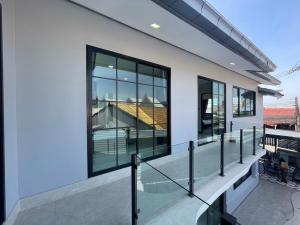 Casa con balcón y ventanas de cristal. en BoomVilla 2, en Pattaya South