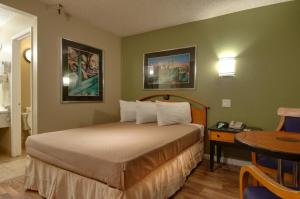 Postel nebo postele na pokoji v ubytování Vagabond Inn Bakersfield South + 8 fotografií