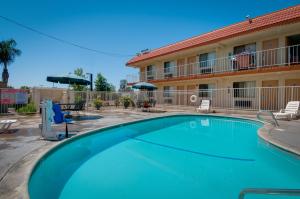 een groot zwembad voor een hotel bij Vagabond Inn Bakersfield South in Bakersfield