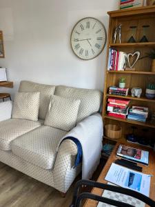 Ruang duduk di Cozy Coastal Lodge in Hayle