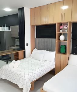 卡塔赫纳Aparta Suite - Vista al Mar/416的小型客房配有2张床、书桌和书桌。