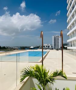 卡塔赫纳Aparta Suite - Vista al Mar/416的建筑物屋顶上的游泳池