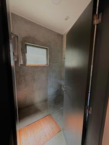 un bagno con doccia con porta in vetro di Aqui Há Gato a Vila Praia de Âncora
