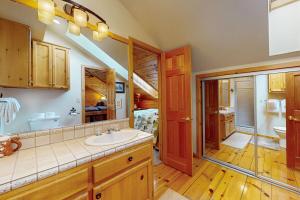 Η κουζίνα ή μικρή κουζίνα στο Moonridge Branchwater Lodge with Hot Tub & Game Loft Near Bear Mountain +38 φωτογραφίες