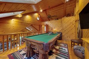 Τραπέζι μπιλιάρδου στο Moonridge Branchwater Lodge with Hot Tub & Game Loft Near Bear Mountain