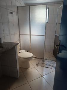 a bathroom with a shower and a toilet in it at Recanto Paraíso in Rio Piracicaba