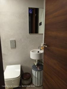Ένα μπάνιο στο RAJMUDRA Premium 1BHK - Peaceful Retreat
