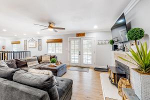 SugarloafにあるBrewer Escape ~ Modern, newly renovated escape with mountain views - five minutes to townのソファと暖炉のあるリビングルーム