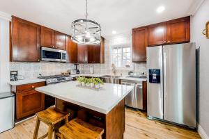 SugarloafにあるBrewer Escape ~ Modern, newly renovated escape with mountain views - five minutes to townのキッチン(木製キャビネット、ステンレス製の冷蔵庫付)
