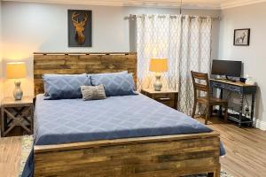 SugarloafにあるBrewer Escape ~ Modern, newly renovated escape with mountain views - five minutes to townのベッドとパソコン付きの机がある寝室