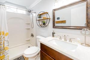 SugarloafにあるBrewer Escape ~ Modern, newly renovated escape with mountain views - five minutes to townの洗面台、トイレ、鏡のあるバスルーム +32枚の写真