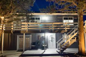 SugarloafにあるBrewer Escape ~ Modern, newly renovated escape with mountain views - five minutes to townの玄関に通じる階段のある家