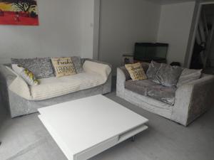 a living room with two couches and a coffee table at Spacious Family Getaway in Peacehaven