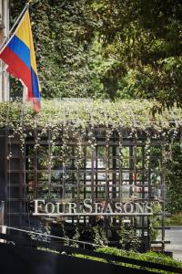 eine Flagge vor einem Gebäude mit einem Schild in der Unterkunft Four Seasons Hotel Bogota in Bogotá