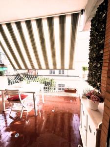 een tafel en stoelen in een kamer met een groot raam bij il gioiello del mare in Lido di Ostia