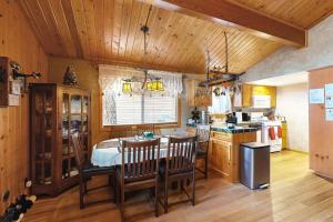 Una cocina con una mesa y sillas en una habitación. en Craftsman Hideaway ~ Cabin near the lake and zoo with fireplace, full kitchen, patio, & BBQ, en Big Bear Lake 18 fotos más