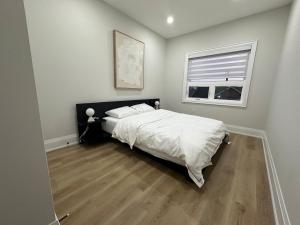 トロントにあるMins from Toronto Downtown UFT Exhibition Placeの大きなベッドと窓のある寝室