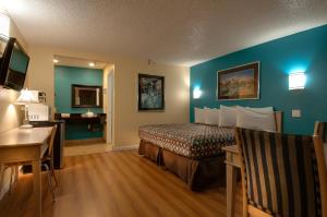 een hotelkamer met een bed en een bureau bij Vagabond Inn Bakersfield South in Bakersfield