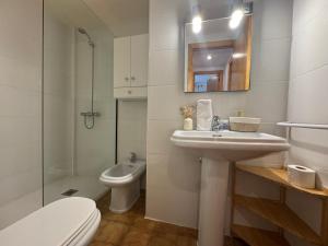 un bagno bianco con lavandino e WC di C09 - Apartamento Pirineos - Villmor a Cerler Altre 22 foto