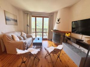 un soggiorno con un divano e una TV di C09 - Apartamento Pirineos - Villmor a Cerler