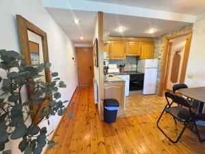 una cucina con pavimenti in legno e una cucina con tavolo di C09 - Apartamento Pirineos - Villmor a Cerler