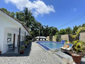 Bazén v ubytování Sunset Villas Pool Villa 1 nebo v jeho okolí