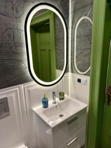 un baño con lavabo y espejo en Belvedere Old Town with Balcony AC Progres, en Toruń 13 fotos más
