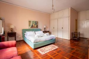 a bedroom with a bed and a couch at Camere con bagno privato in APT condiviso Palazzo Pitti in Florence