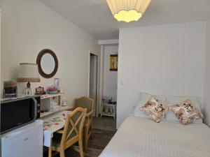 Kuchyň nebo kuchyňský kout v ubytování 1 Chambre pour 2 personnes "Chez l'habitant" maison possède un petit chien + 5 fotografií
