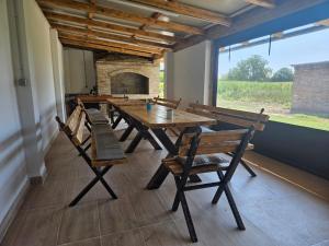 ein Esszimmer mit einem langen Tisch und Stühlen in der Unterkunft Kuća za odmor Antunović in Habjanovci