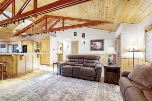 una sala de estar con un sofá y una mesa en Stony Creek Retreat ~ Charming Mountain escape close to skiing, hiking, the lake, and the Village, en Big Bear Lake