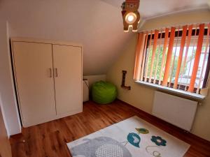 Habitación con armario blanco y ventana grande. en Bungalow in Kühlungsborn, en Kühlungsborn