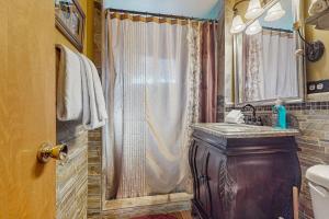 un baño con lavabo y ducha en Idle Ours Cabin ~ Rustic and Cozy Cabin with Fireplace & Private BBQ - Walk to Big Bear Lake, en Fawnskin 16 fotos más