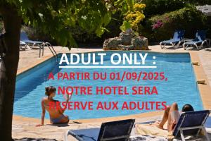 Bazén v ubytování Les Jardins de Bormes, hôtel adult only avec sauna & jacuzzi nebo v jeho okolí