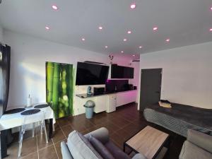 un salon avec un canapé et une table dans l'établissement LoVe 3, au Cap d'Agde