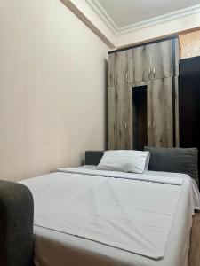 Una cama o camas en una habitación de Erevan Apart Studio
